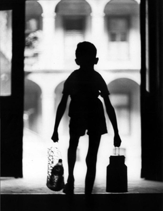 Мальчишка с авоськами, 1960 год. Фотограф Мирослав Муразов.