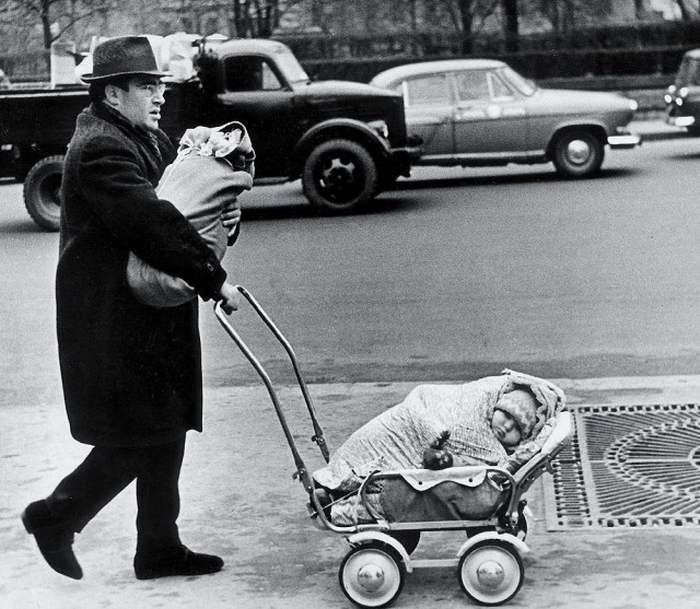 Гордый отец на прогулке со своими маленькими детьми, 1960 год. Фотограф Виктор Ахломов.