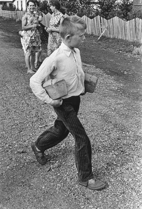 Мамин помощник, 1960 год. Фотограф Григорий Дубинский.