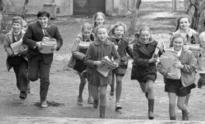 Главной общественной нагрузкой для советских школьников 1970-1980-х годов стал сбор макулатуры. Пионеры дважды в год сносили тонны бумаги.