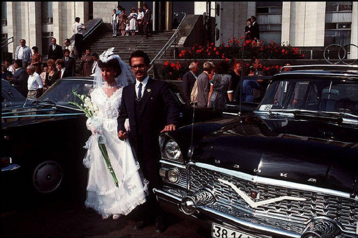 Молодожены у Центрального дворца бракосочетаний, 1988 год. Фотограф Бруно Барби (Bruno Barbey).