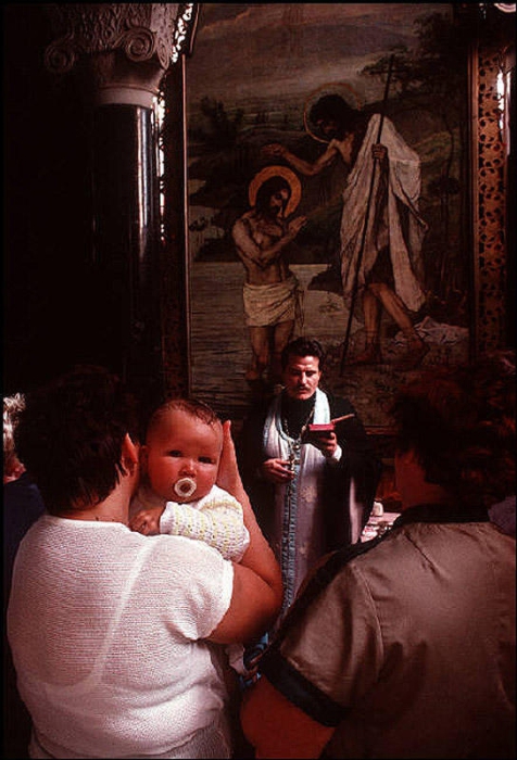 Таинство крещения, 1988 год. Фотограф Бруно Барби (Bruno Barbey).