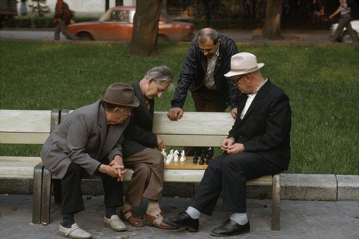 Шахматисты и случайные зрители в парке, 1988 год. Фотограф Бруно Барби (Bruno Barbey).