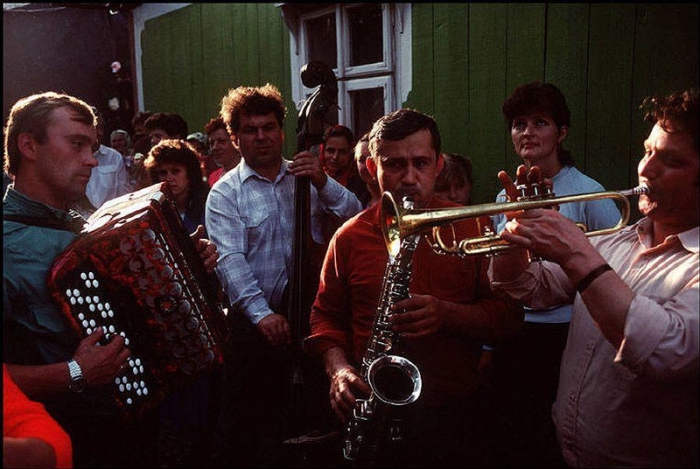 Оркестр на сельской свадьбе, 1988 год. Фотограф Бруно Барби (Bruno Barbey).
