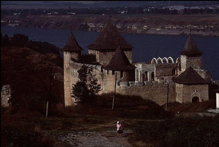 Замок расположен рядом с городом Черновцы. Фотограф Бруно Барби (Bruno Barbey).