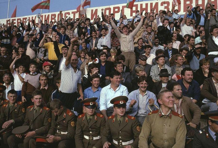 Зрители на трибуне в Черновцах, 1988 год. Фотограф Бруно Барби (Bruno Barbey).