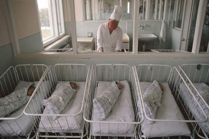 Новорождённые малыши, 1988 год, Черновцы. Фотограф Бруно Барби (Bruno Barbey).