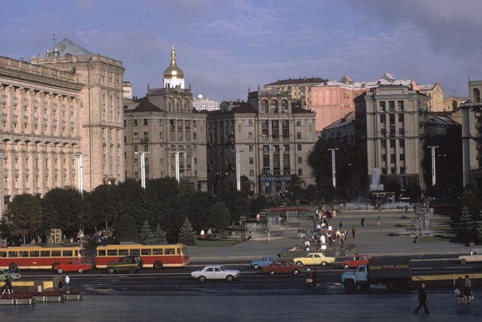 Площадь Октябрьской революции вдоль улицы Крещатик, 1988 год. Фотограф Бруно Барби (Bruno Barbey).