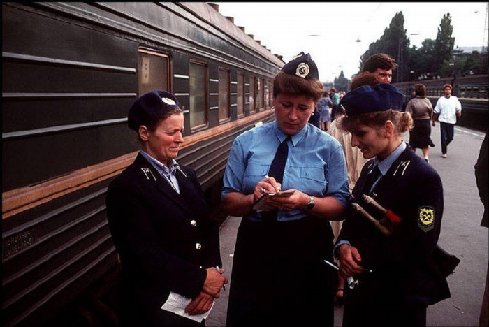 Проводницы на вокзале, 1988 год. Фотограф Бруно Барби (Bruno Barbey).