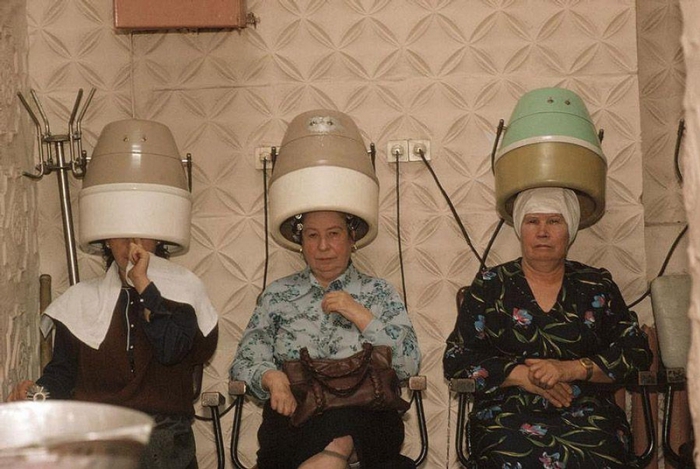 Женщины в парикмахерской, Черновцы, 1988 год. Фотограф Бруно Барби (Bruno Barbey).
