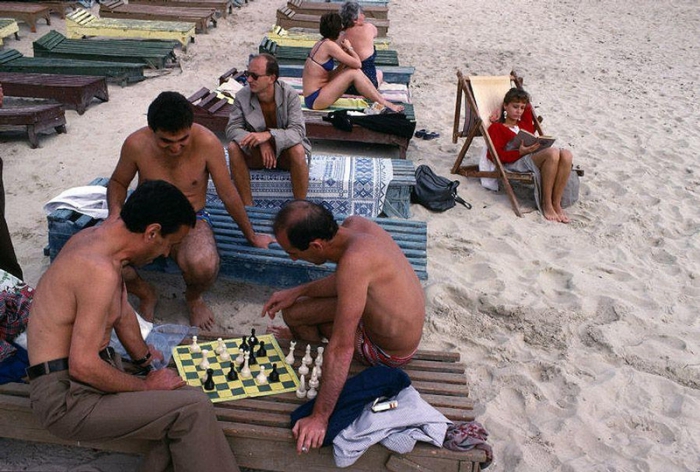 Пляжное развлечение одесситов, 1988 год. Фотограф Бруно Барби (Bruno Barbey).
