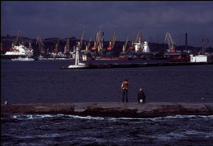 Один из самых оживленных портов в Украине, 1988 год. Фотограф Бруно Барби (Bruno Barbey).