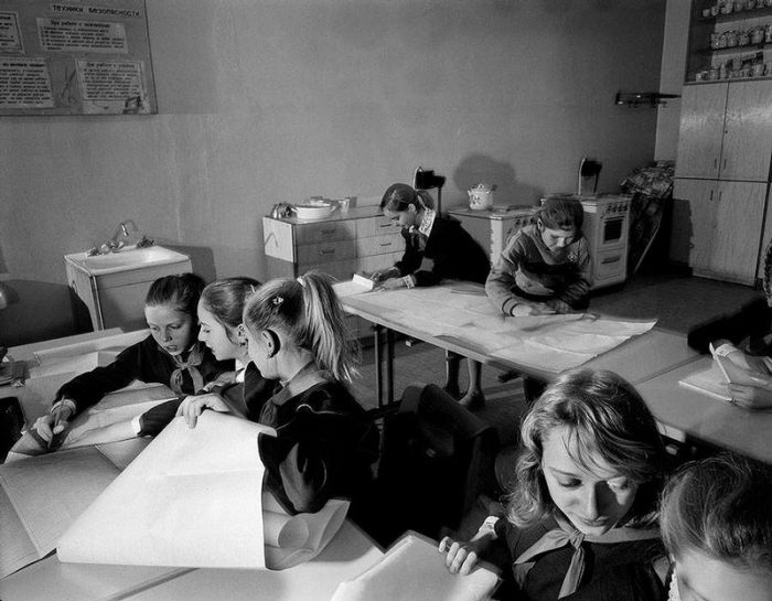 Ученики на уроке черчения, 1988 год. (Carl De Keyzer). Фотограф Карл Де Кейзер (Carl De Keyzer).