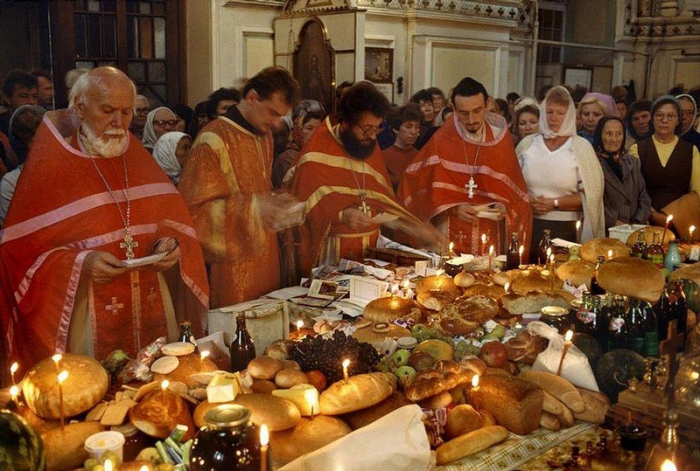 Православные одесские священники благословляют еду на Пасху, 1988 год. Фотограф Бруно Барби (Bruno Barbey).