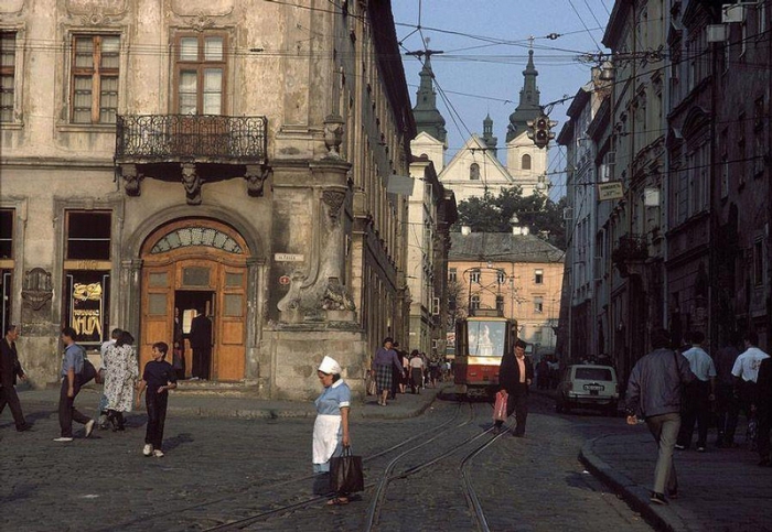 Львовская центральная рыночная площадь, 1988 год. Фотограф Бруно Барби (Bruno Barbey).