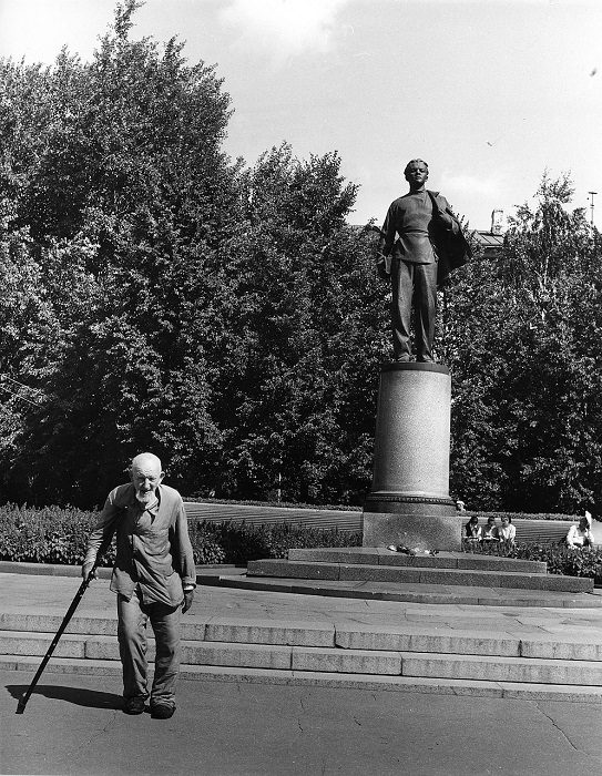 Старик у памятника молодому Ленину.