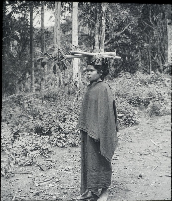 Девочек в подростковом возрасте приучали носить легкие кувшины, блюда и другие предметы на голове.