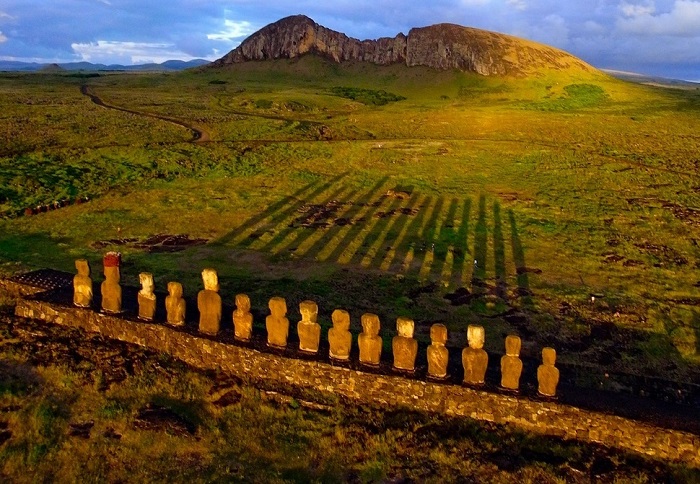 Клочок пустынной земли, затерянный посреди Тихого океана, известный уникальными каменными статуями-великанами.