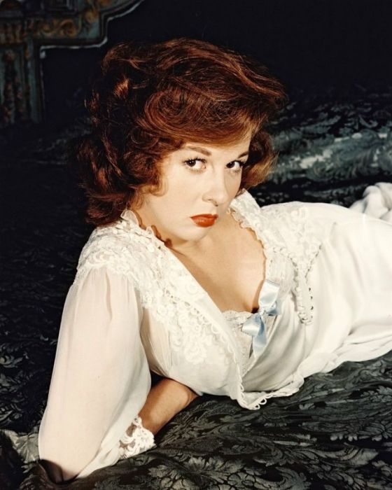 Американская кинозвезда Сьюзен Хэйворд позирует для модного журнала в белом кружевном неглиже.