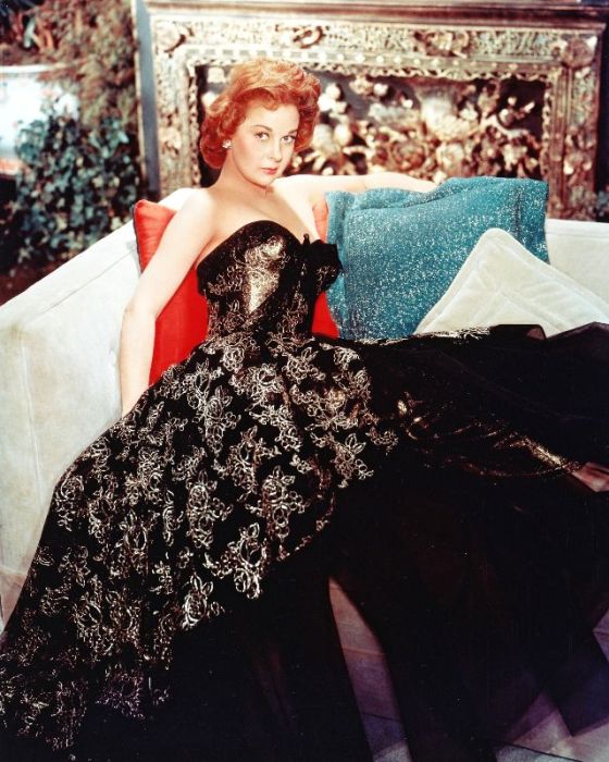 Обворожительная американская актриса Сьюзен Хэйворд в великолепном черном вечернем платье с узором.
