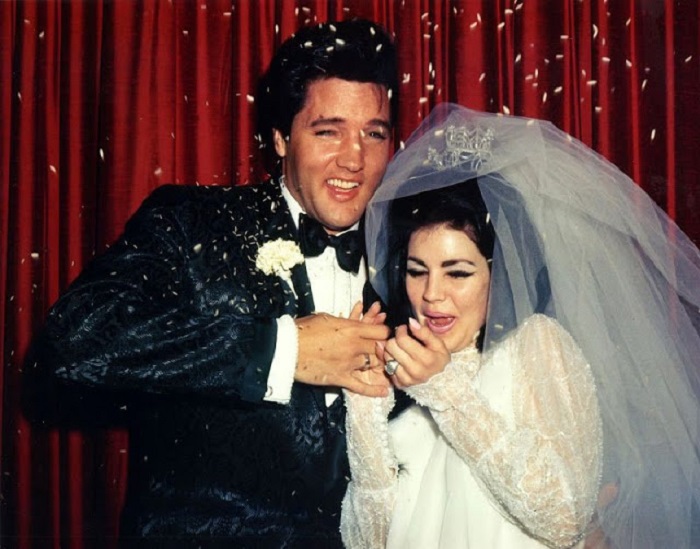 Американский певец и актер Элвис Пресли (Elvis Presley) и его любимая Присцилла в день своей свадьбы.