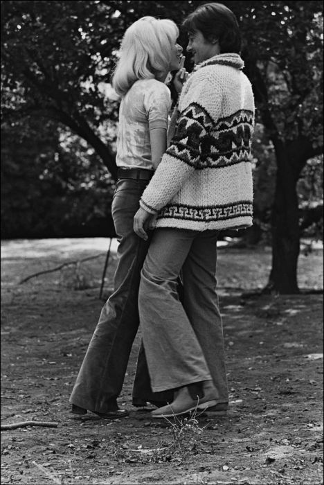 Французская актриса Мирей Дарк (Mireille Darc) и знаменитый Ален Делон, который был эталоном мужской красоты 1960-х годов.