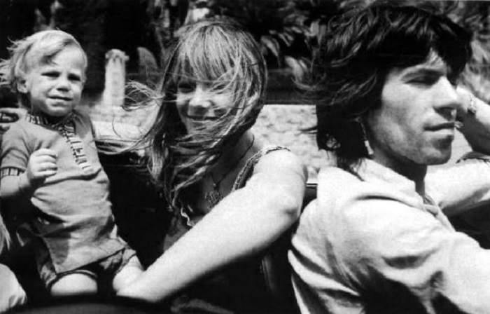 Британский гитарист Кит Ричардс (Keith Richards) со своей гражданской женой Анитой Палленберг (Anita Pallenberg) и старшим сыном Марлоном.