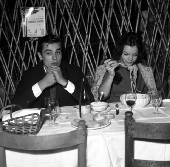 Французский актер Ален Делон (Alain Delon) за столиком в римском ресторане вместе со своей звездной подругой – киноактрисой Роми Шнайдер (Romy Schneider).