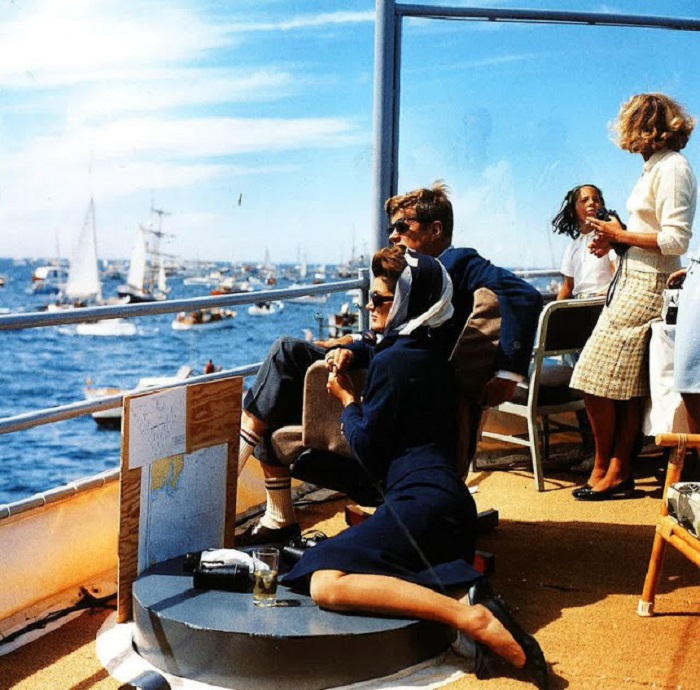 35-й президент США Джон Ф. Кеннеди (John F. Kennedy) вместе с женой внимательно следят за проходящими гонками на яхтах.
