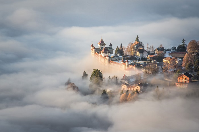 Магическая красота замка на горной вершине. Автор фотографии: Boukhechina Malik.