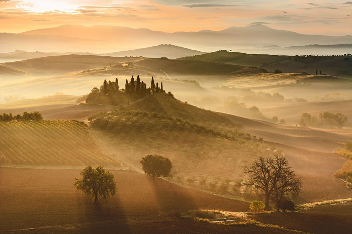 Земля в золотых лучах утреннего света. Автор фотографии: Джованни Модести (Giovanni Modesti).