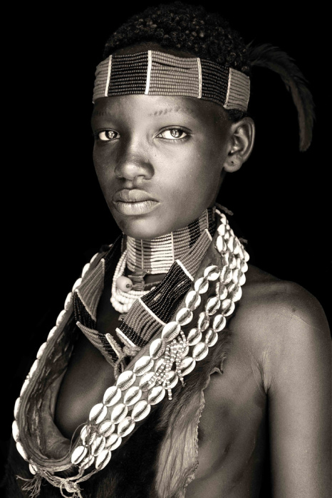 Девушки племени хамар держат первенства по красоте и яркости своей одежды и украшений.