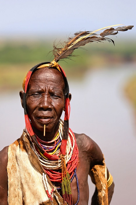Соседи и родственники дэссанечей, живущие чуть выше по течению реки Омо, но на более цивилизованном, эфиопском берегу.
