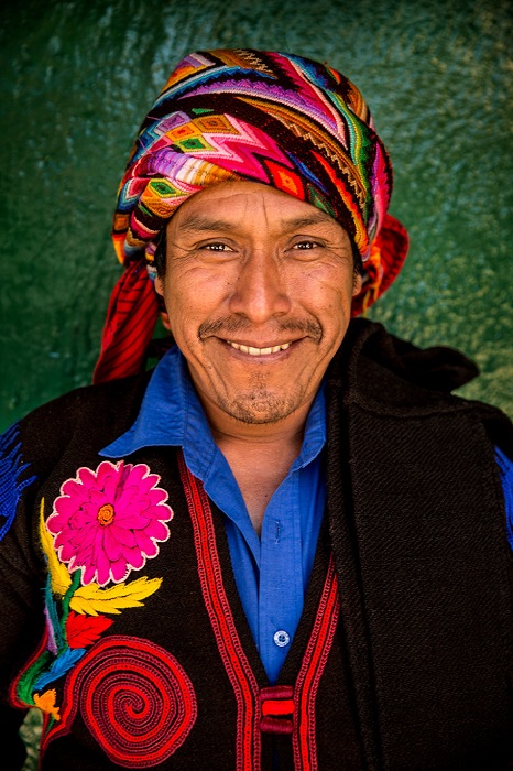 Мужчина, проживающий в племени, которое находится в нагорной части Южной Гватемалы.