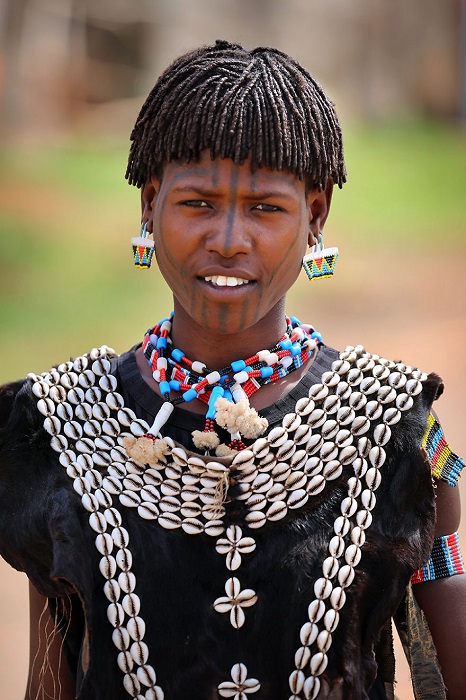 Полукочевое племя численностью не более 10 тысяч человек, которое занимается выращиванием сорго и просо.