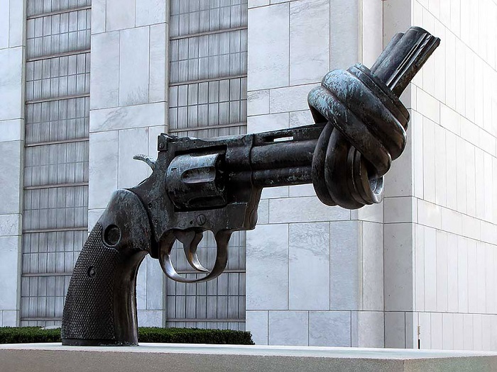 Необычный памятник в виде револьвера, установлен возле штаб квартиры ООН в Нью-Йорке.