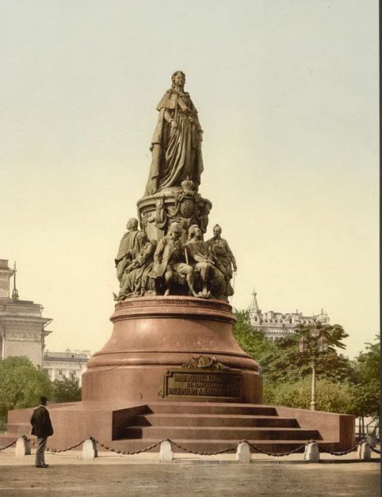 Памятник на площади Островского перед Александринским театром.