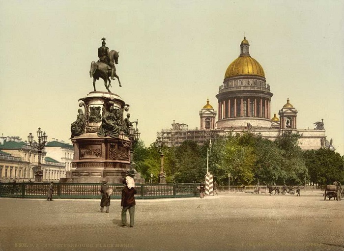 Памятник на Николаевской площади.