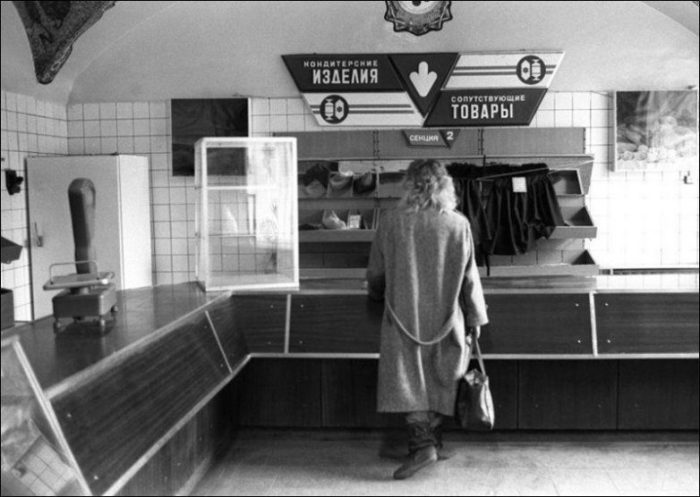 В одном из московских магазинов, 1991 год.