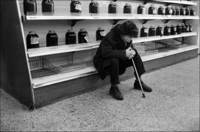 Мужчина у пустых прилавков в продуктовом магазине в Нижнем Новгороде, 1991 год.