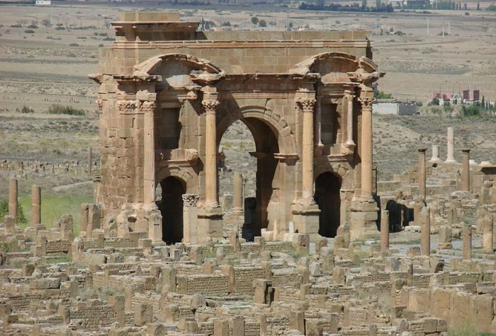Руины Тимгада — одна из хорошо сохранившихся исторических ценностей Алжира.