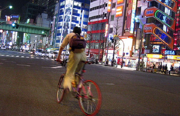 В Токио на велосипеде ездят на работу, в школу, в магазин за покупками.