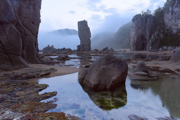 Лазовский заповедник расположен вдоль побережья Японского моря и знаменит своими песчаными пляжами и кекурами – фантастическими столбовидными скалами естественного происхождения.