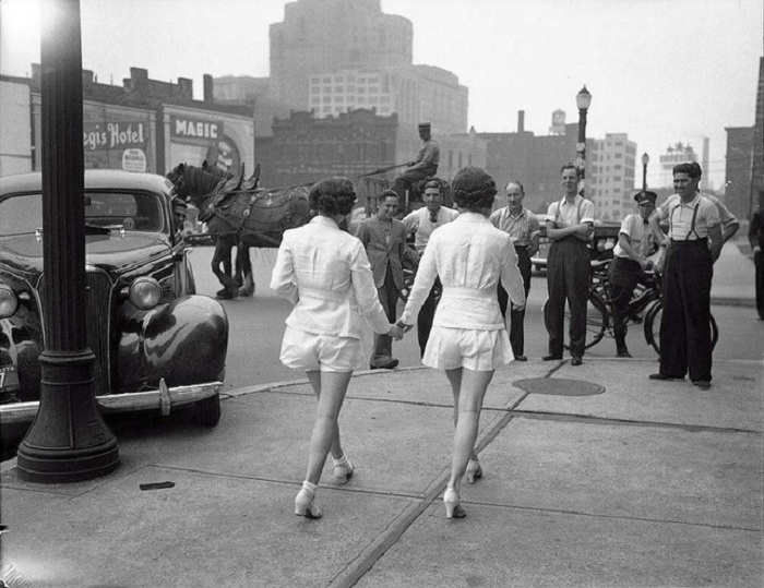 Две девушки впервые предстали на публике с обнажёнными ногами в Торонто.