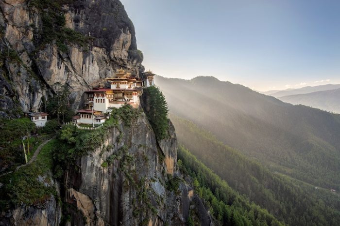 Будучи изолированным от внешнего мира в течение долгих лет, маленькое королевство Бутан, которое является одной из самых таинственных и закрытых стран в мире, сегодня привлекает туристов своей уникальной культурой и природой.