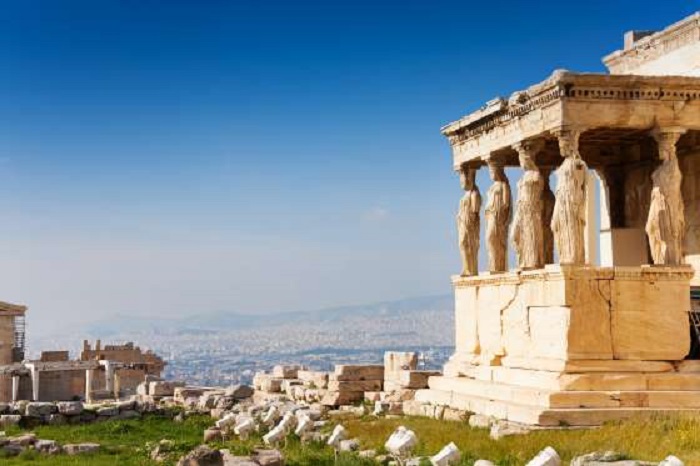 Приятный климат, образующийся  в сентябре и октябре, идеально подходит для изучения многих музеев и древних исторических руин Греции, а также не забудьте посетить живописный остров Эгина.