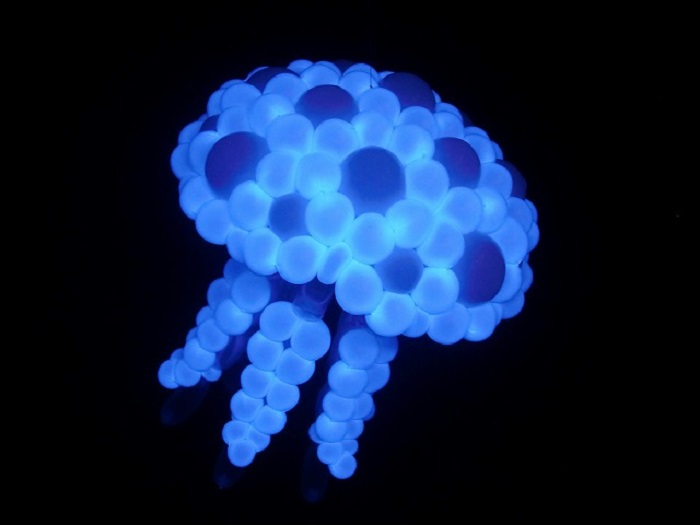 Ожог голубой медузы для человека не смертельный, хотя очень болезнен.