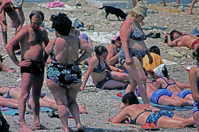Люди отдыхают на берегу Черного моря.