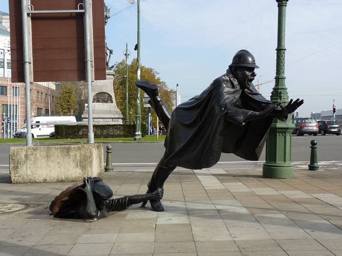 Скульптура установлена в 1985 году, которую заказал городской комитет Брюсселя.