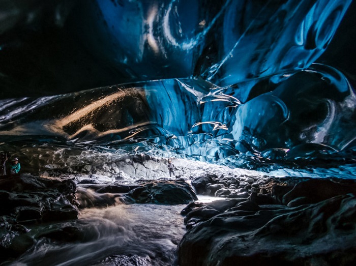 Невероятно красивая пещера образовалась в леднике Skaftafell в результате воздействия дождевой и талой воды, стекающей с поверхности ледника.